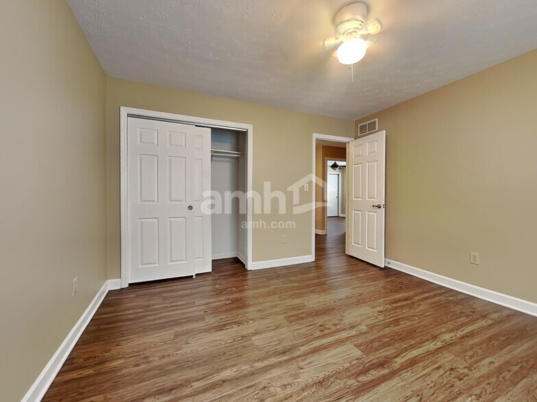 Building Photo - 121 Old Carriage Dr