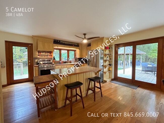 Building Photo - 5 Camelot-