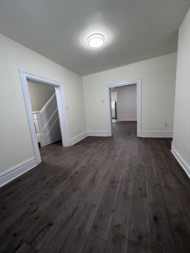 Building Photo - Updated 4BR 1.5 bath home with rear parking!