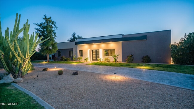Building Photo - 7417 E Paradise Dr