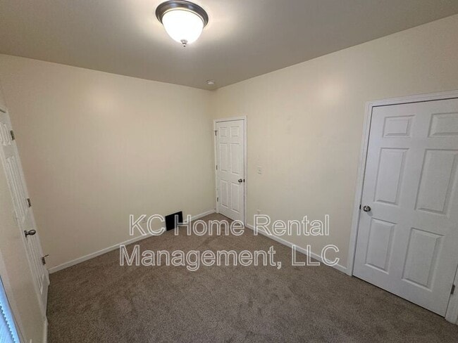 Building Photo - 1217 W 47th St