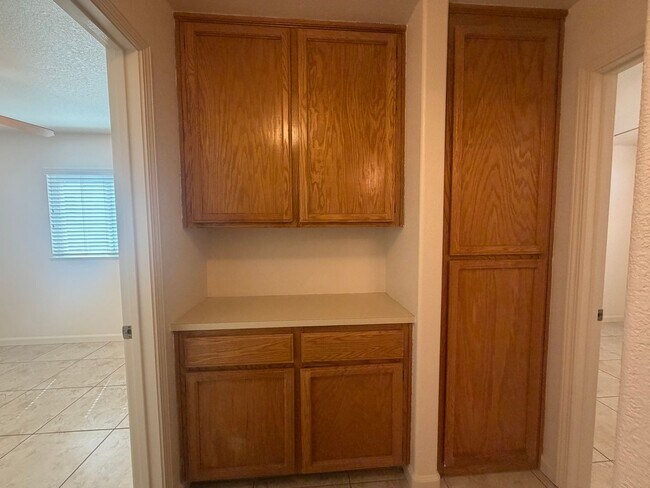 Building Photo - Single story near freeway access and major shopping!