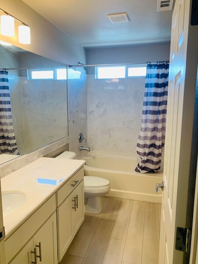 Building Photo - Beautiful Southwest Home with Dual Primary...