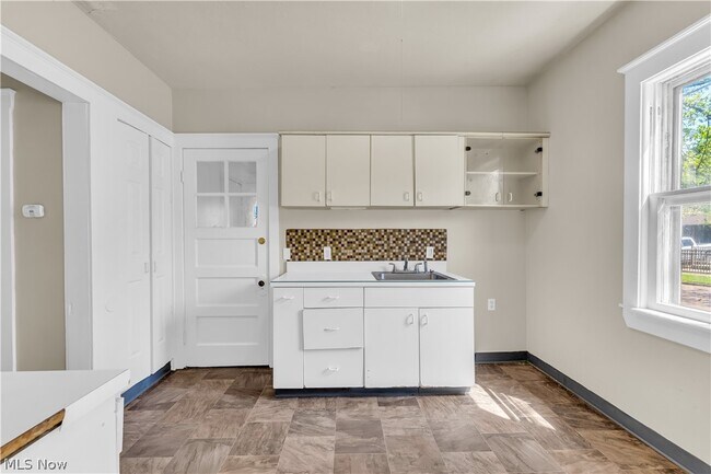 Building Photo - 8517 Rosewood Ave