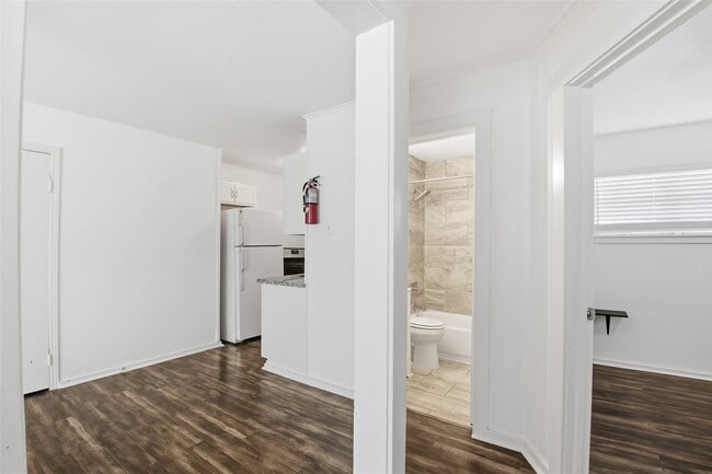 Building Photo - 5010 Ennis St