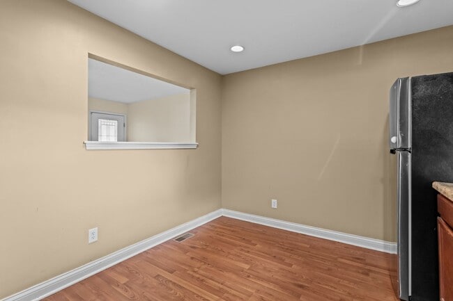 Building Photo - 1090 Rita Dr