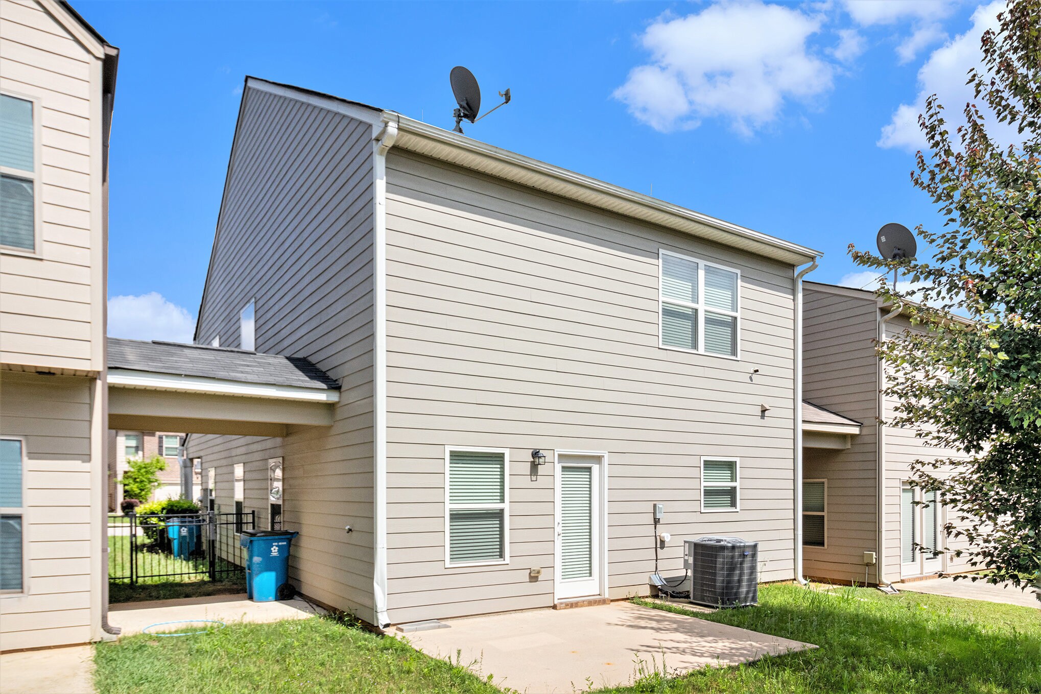 Building Photo - 3135 Hendrick Dr