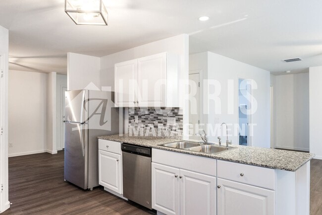 Building Photo - Beautiful Large Home Very Close to Freeway