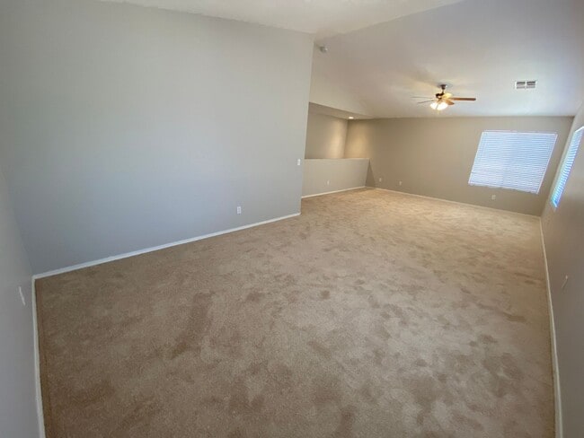 Building Photo - 4 Bedroom, 3 bath, two story with loft in ...