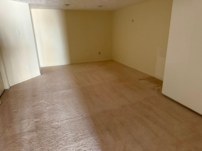 Building Photo - Beautiful 3BR 3BA Townhouse • Updated Kitchen • Deck • 2-Car Garage in Beavercreek