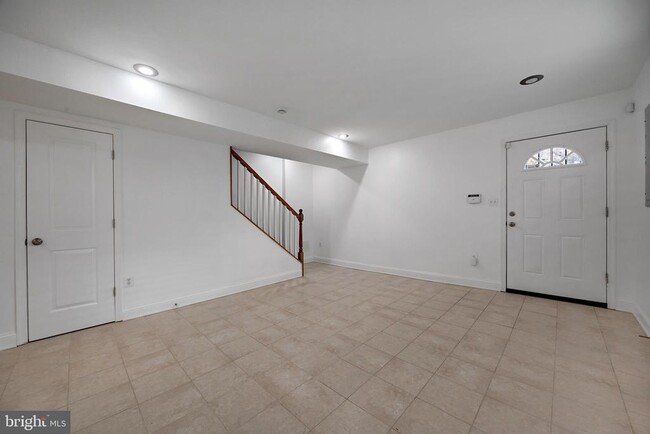 Building Photo - 458 Oakwood St SE