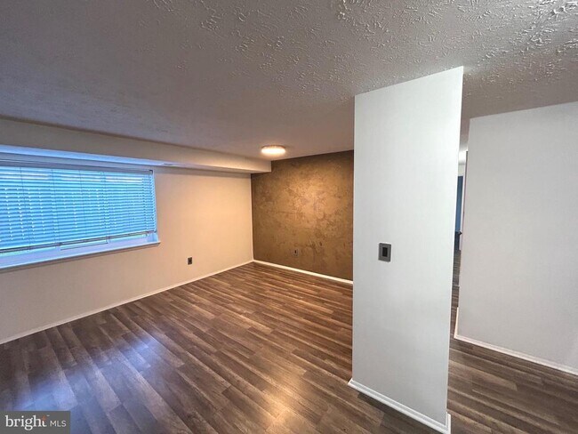 Building Photo - 12405 Hickory Tree Way