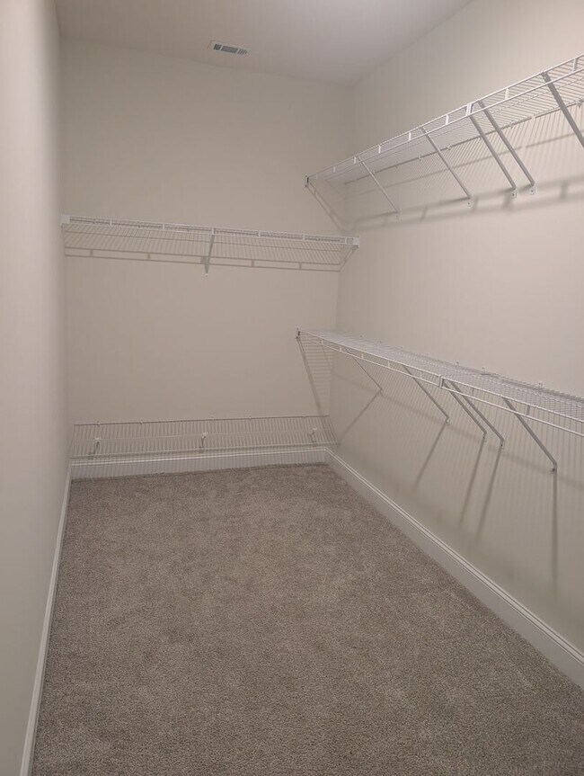 Building Photo - ? For Rent – Spacious 4 Bedroom, 2 Bathroo...