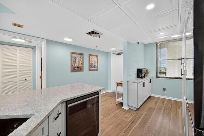 Building Photo - 9650 S Ocean Dr