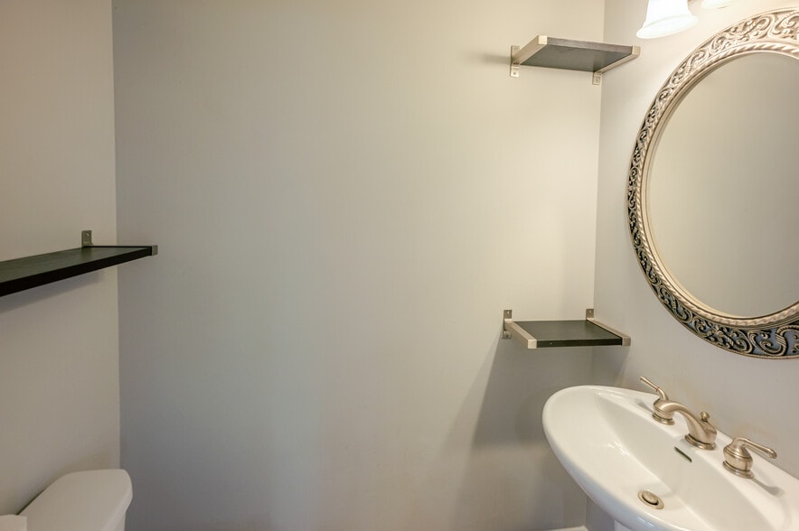 Building Photo - 5806 Flanders St