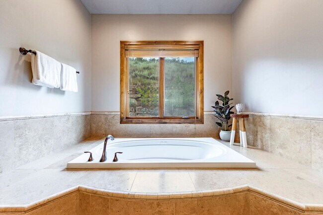 Building Photo - Luxury Mountain Retreat in Jeremy Ranch