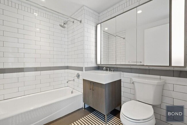 Building Photo - 515 W 38th St