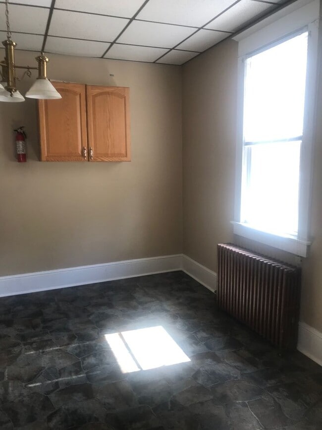 Building Photo - 3 bedroom 1.5 bathroom
