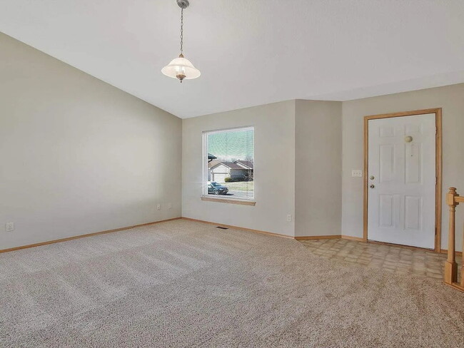 Building Photo - 812 S Red Oaks Cir