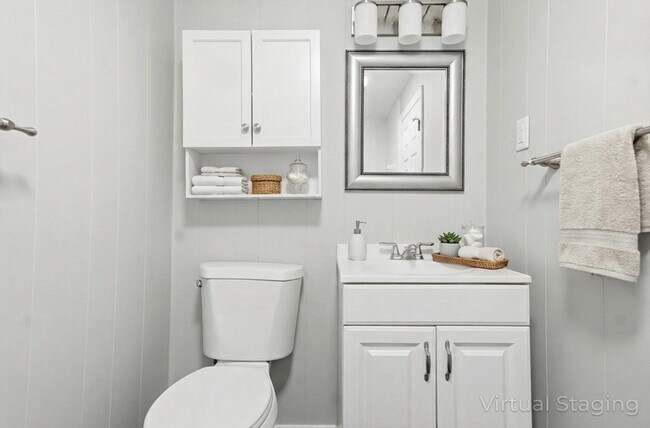 Building Photo - 18 Fountain Ln