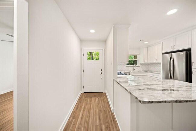 Building Photo - 18 Tulip Hill Ct