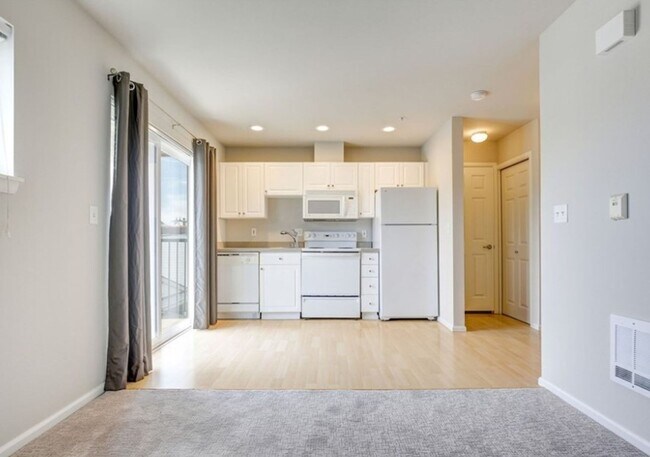 Building Photo - Top Floor Mini Studio, Tangletown-Greenlake