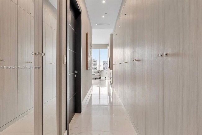 Building Photo - 700 NE 24th St