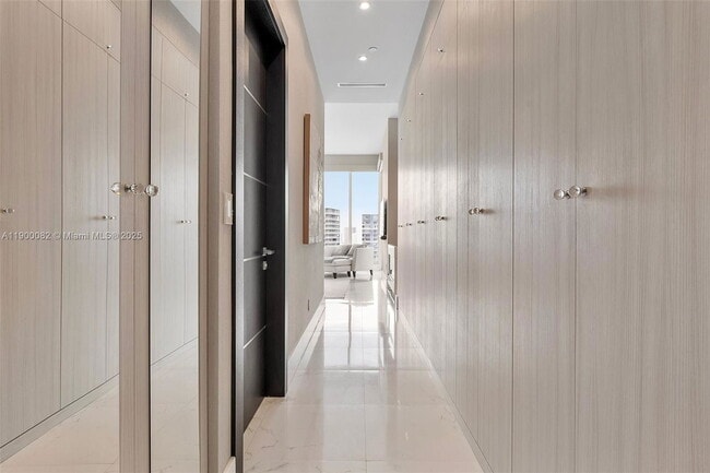 Building Photo - 900 Brickell Key Blvd