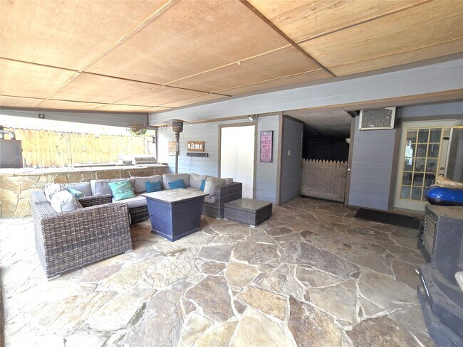 Building Photo - 560 Brandon Rd