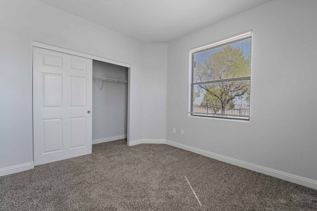 Building Photo - Beautiful Condo with Spacious Layout!