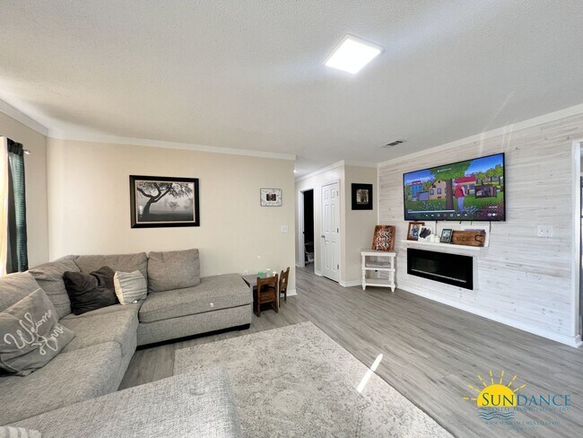 Building Photo - Custom upgrades in this beautiful Crestview home!