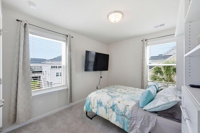 Building Photo - 301 Lanyard St