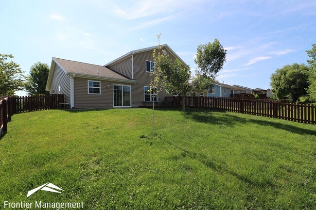 Building Photo - Gorgeous Duplex with Amazing View Off of Scenic Drive!