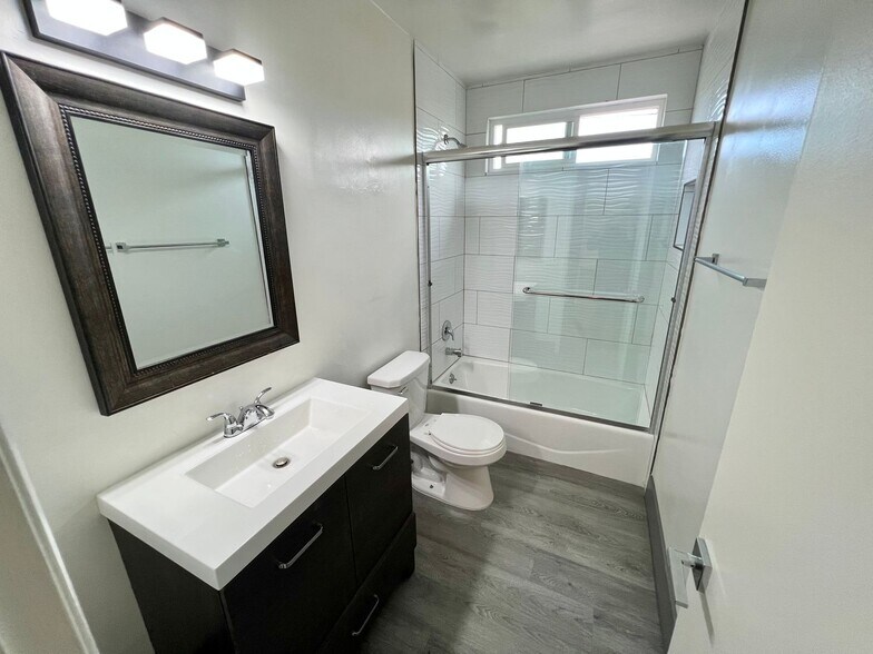 Building Photo - 3359 Mentone Ave