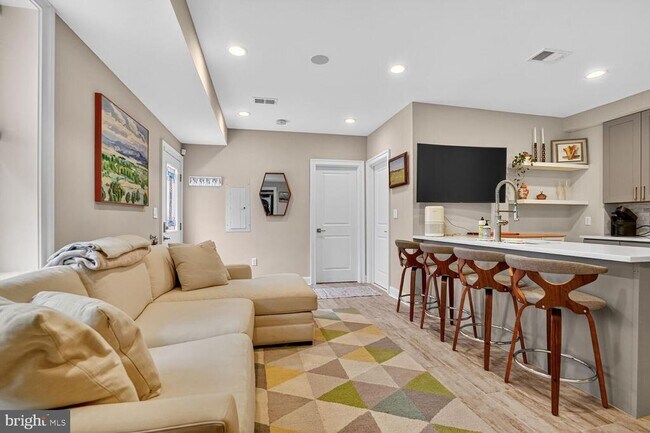 Building Photo - 1014 10th St NE