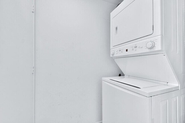 Building Photo - 475 Brickell Ave