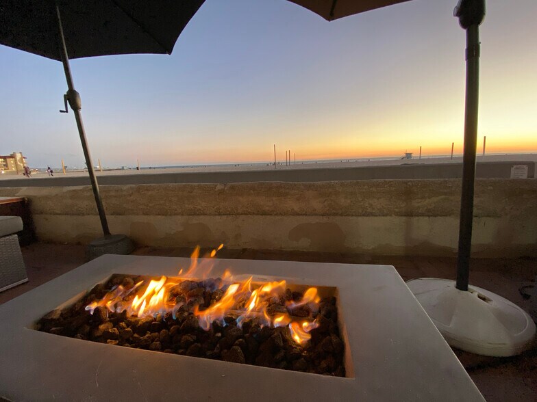 Building Photo - 114 The Strand