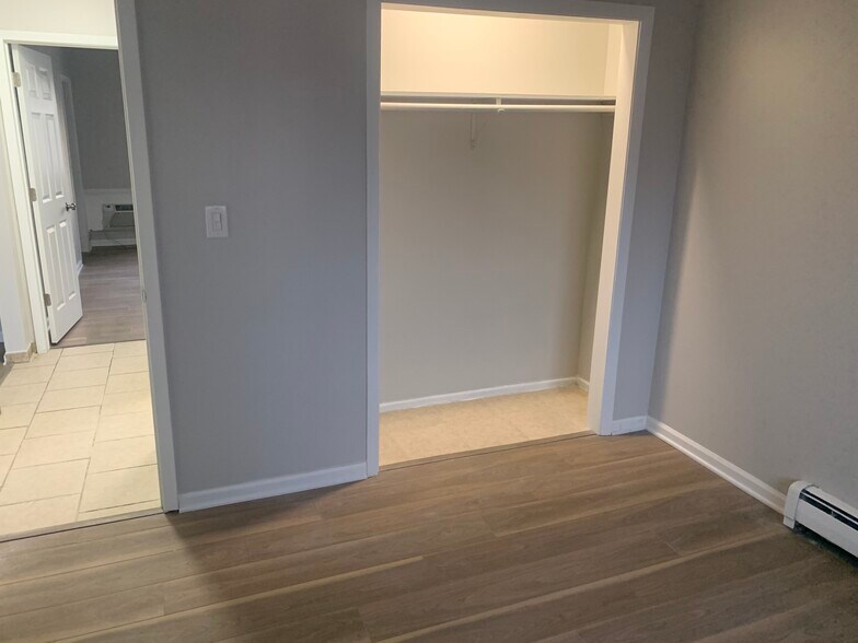 Building Photo - 1703 W Victoria Dr