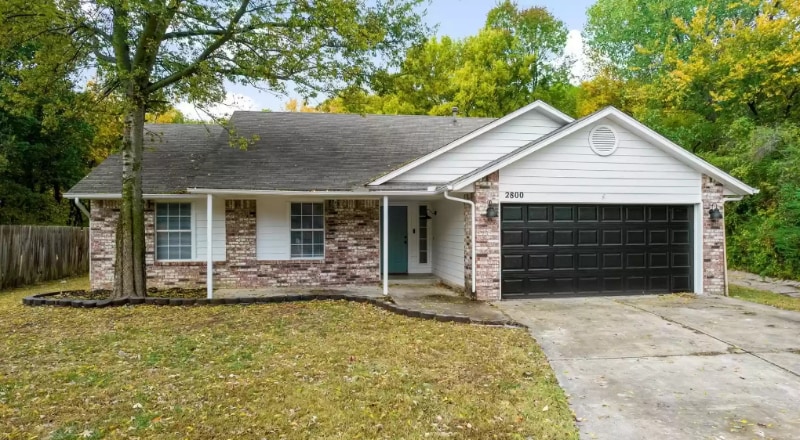 Building Photo - 2800 S Dogwood Ave