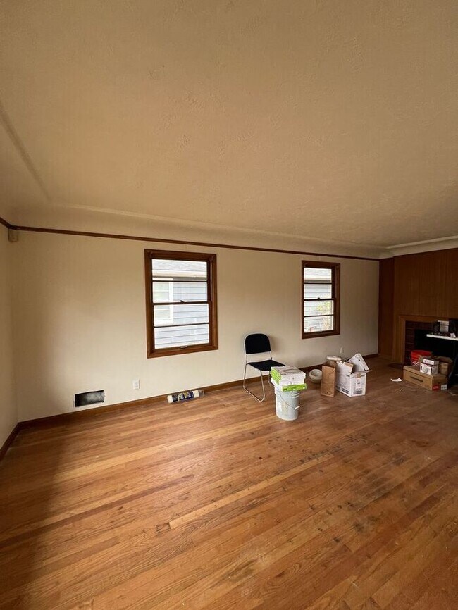 Building Photo - Reserve Now: Spacious, Newly Renovated 5-B...
