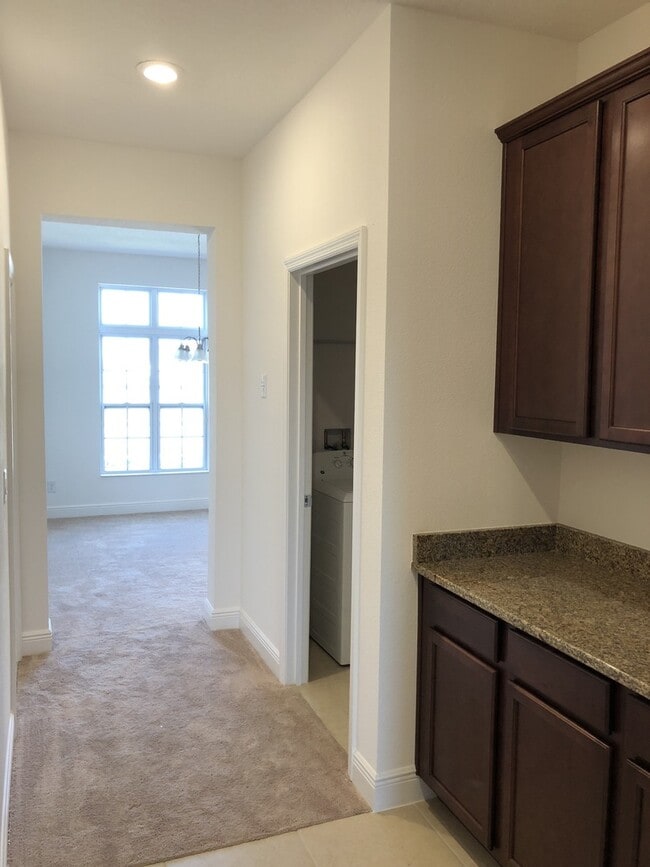 Building Photo - 4 BED HOME LOCATED IN WINTER GARDEN!