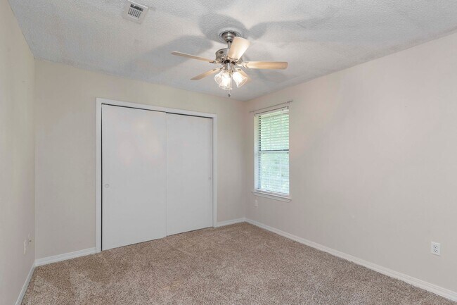 Building Photo - AVAILABLE IN OCTOBER! 2 beds 1 bath