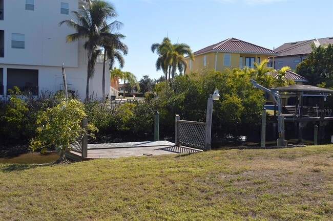 Building Photo - 6525 Manila Palm Way