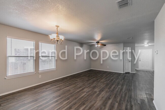 Building Photo - Beautiful Single Story 4 bedroom in Burles...