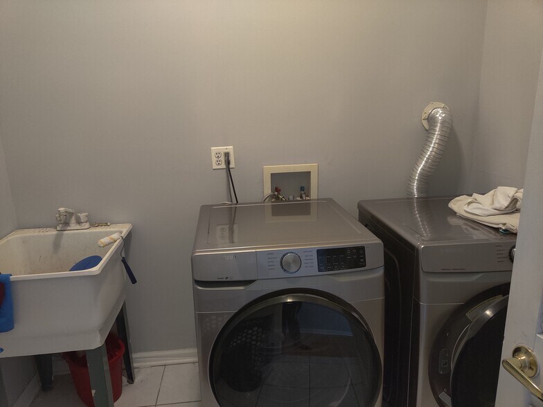 Laundry room - 1222 E 64th St