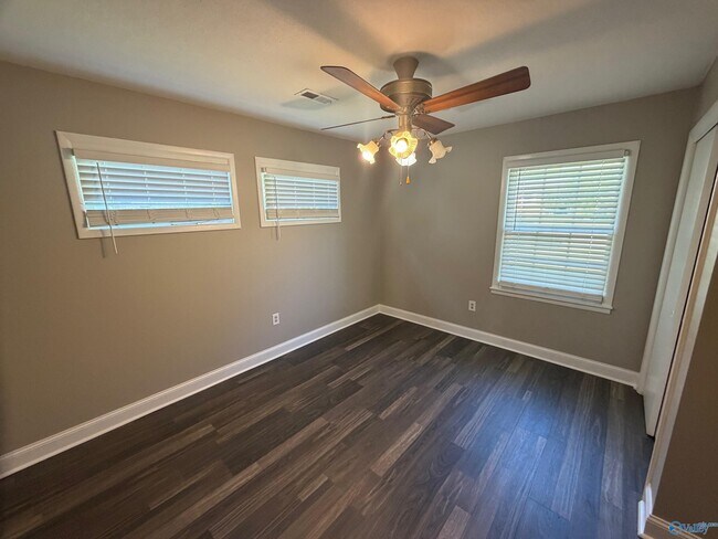 Building Photo - 1518 15th Ave SW