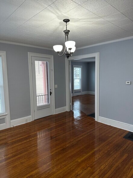 Building Photo - 144 Chapin St