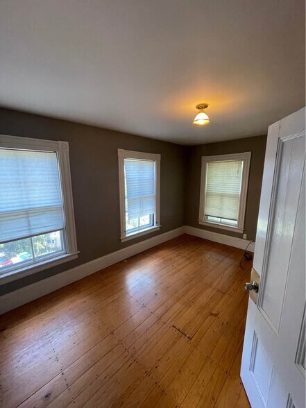 Building Photo - 112 Newtonville Ave