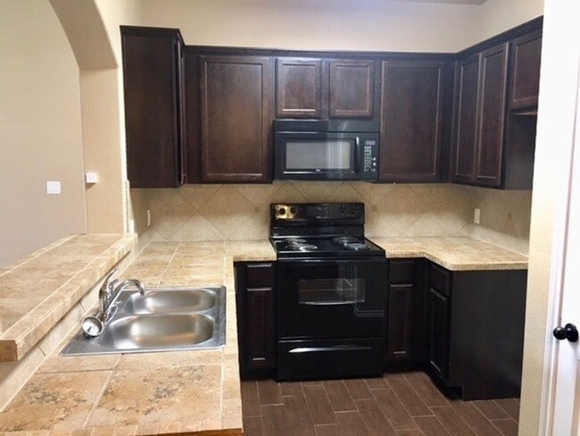 Building Photo - Availabe Now! Nice 3 Bedroom Duplex located in New Braunfels!