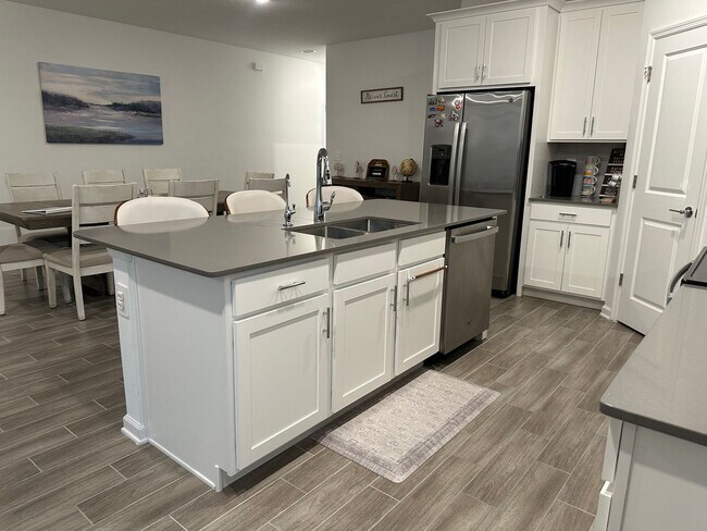 Building Photo - Spacious 4 bedroom 2.5 Bath, Fully Furnish...